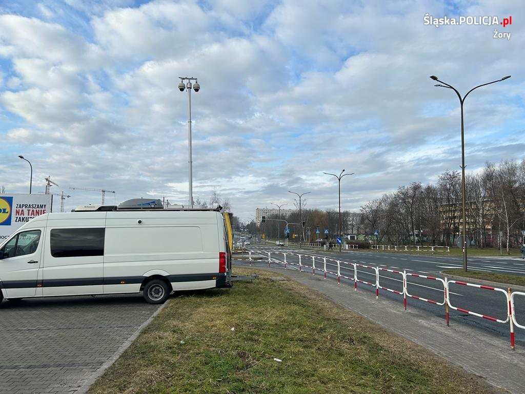 Policjanci z Żor podczas akcji "Bezpieczny pieszy" wykorzystali nietypowy pojazd — Ruchome Stanowisko Dowodzenia