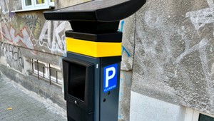 Kierowcy dostają 300 zł kary za parkowanie w Warszawie. Nowe parkomaty nie przyjmują gotówki