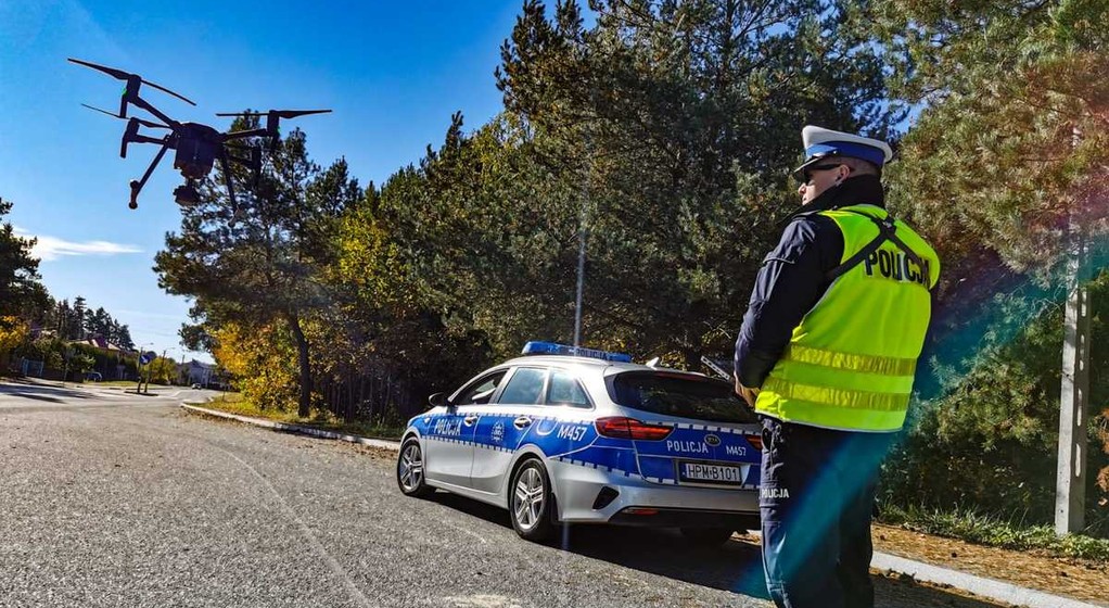 Jeden z dronów podlaskich policjantów podczas kontroli przejazdów kolejowych w 2022 r.