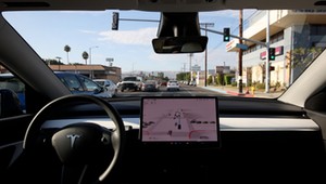 Tesla zabezpieczała się przed klientami, ale i tak płaci kary za FSD