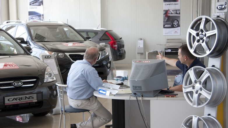 Spadek sprzedaży nowych aut w Polsce