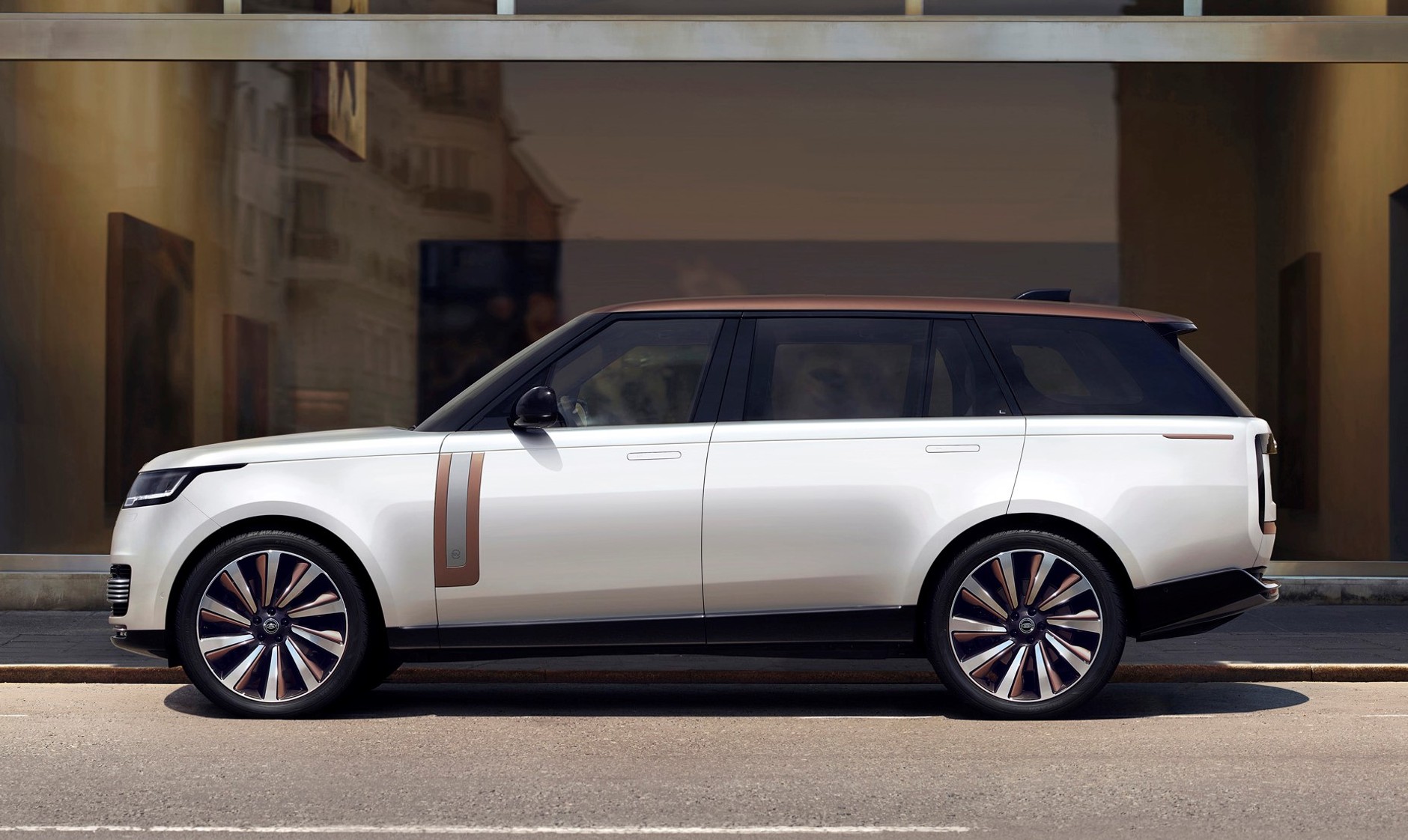 Range Rover LWB SV (piąta generacja; od 2021 r.) z lakierem Icy White z wykończeniem Satin za 79 tys. 680 zł i obręczami kół wzór 1077 za 23 tys. 660 zł