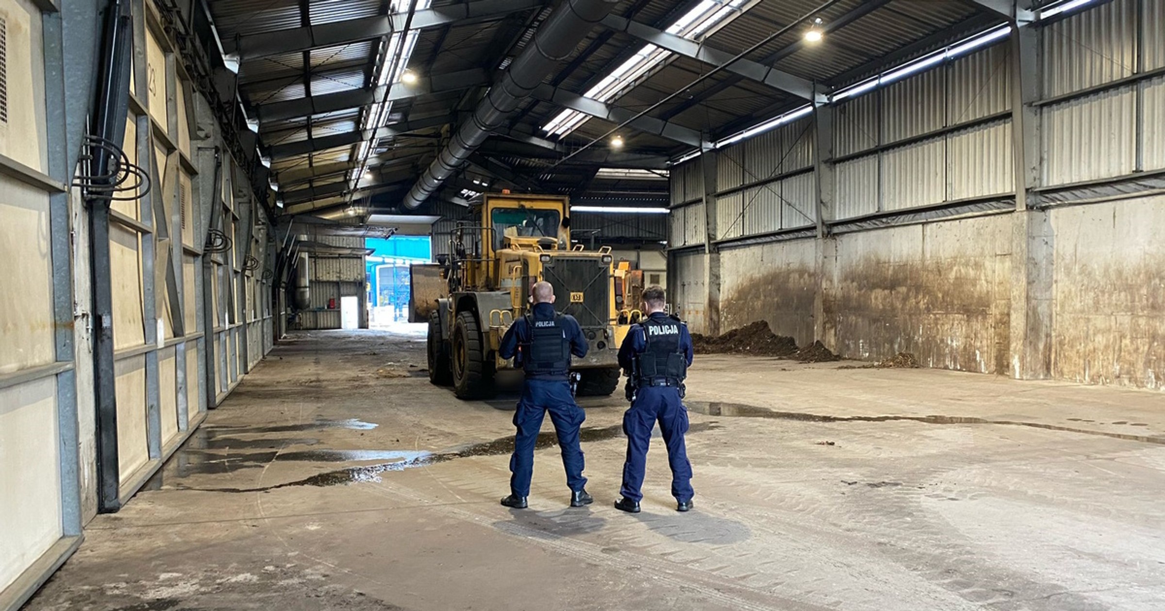 Tragiczny wypadek w hali z kompostem. Operator ładowarki najechał na swojego kolegę