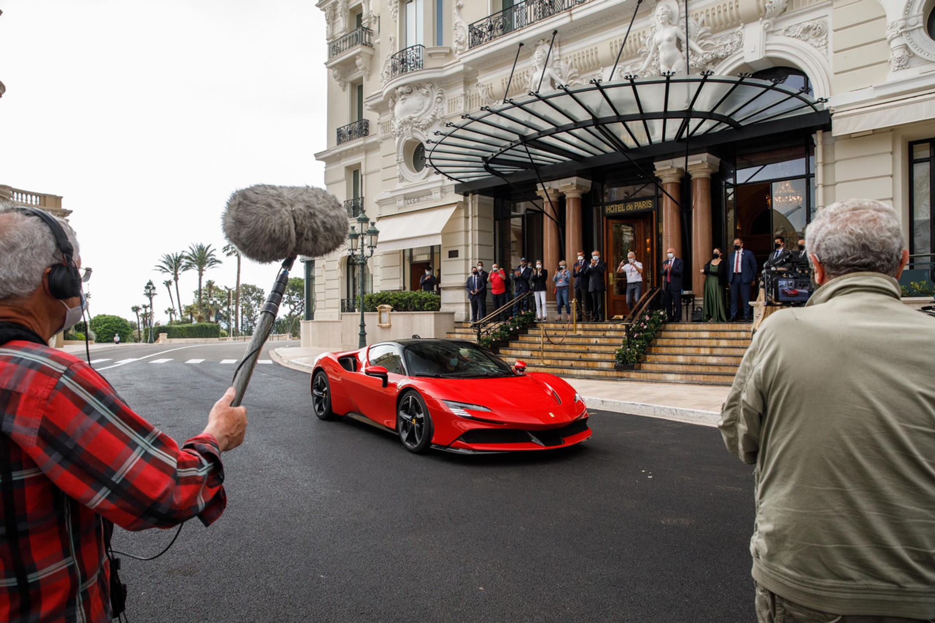 Dlaczego w filmach koła samochodów kręcą się w drugą stronę?