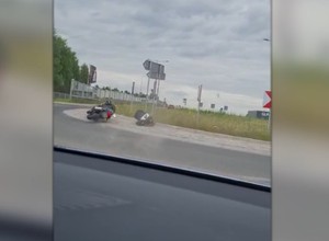 Pościg za motocyklistą. Policjant prosi o posiłki, gdy nagle następuje zwrot akcji [Wideo]