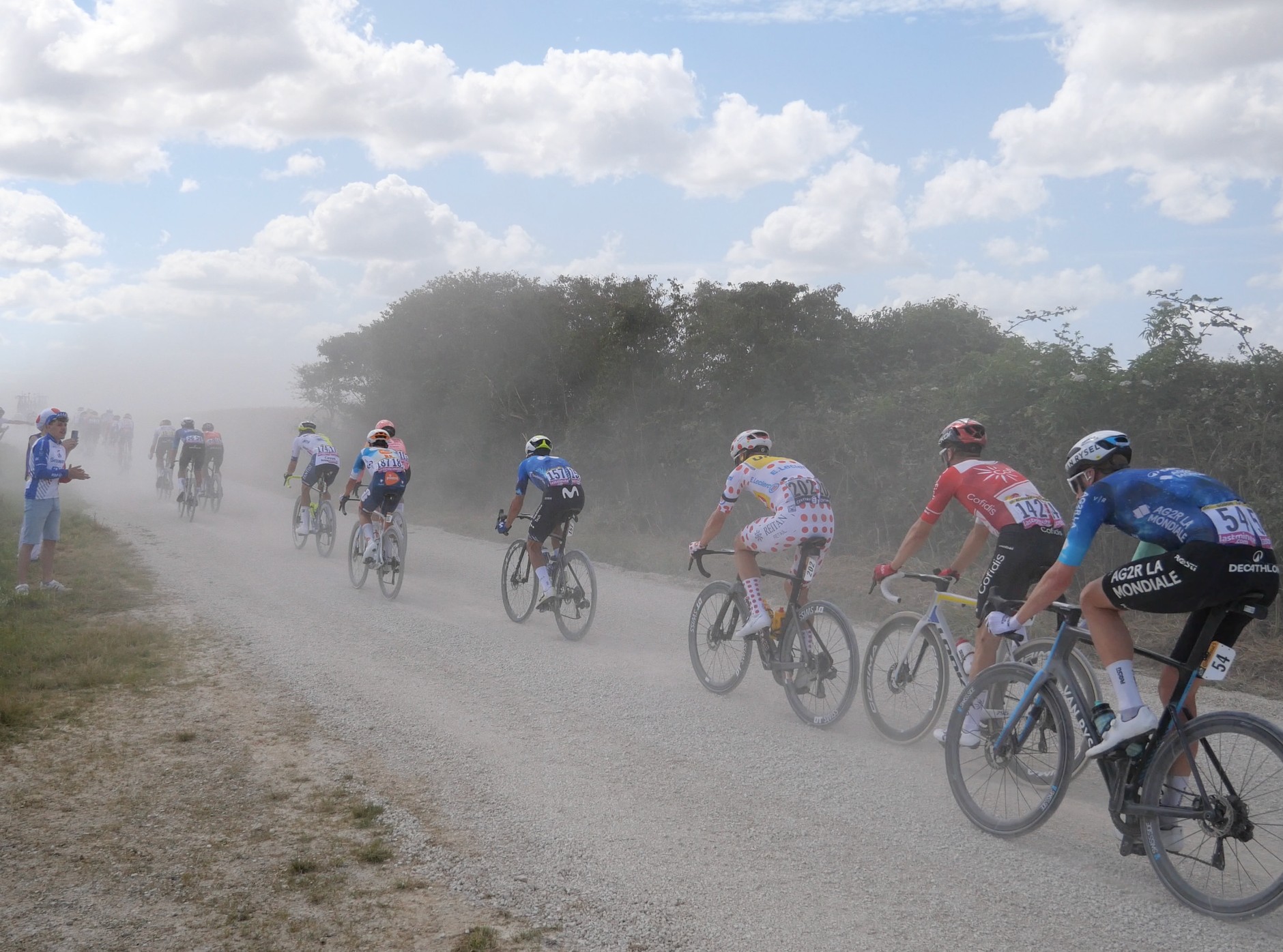 Jesteśmy cali w pyle po 10 minutach spędzonych na poboczu. Samochody też pokryte są warstwą pył. Kolarze mają za sobą trzy godziny jazdy i jeszcze przed sobą ok. 50 km – co najmniej godzinę. Zwróćcie uwagę na zawodnika ubranego w strój w czerwone grochy – to Norweg Jonas Abrahamsen, aktualny "król gór".