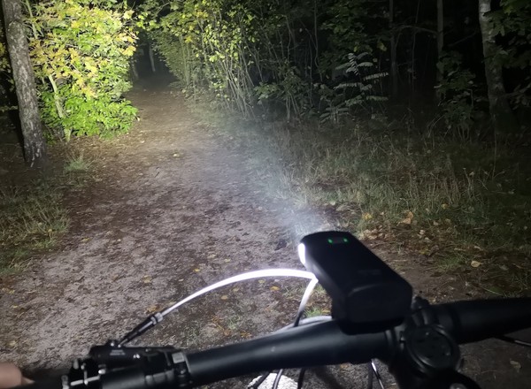 Nowoczesne lampki rowerowe - oświetlacze czy oślepiacze?