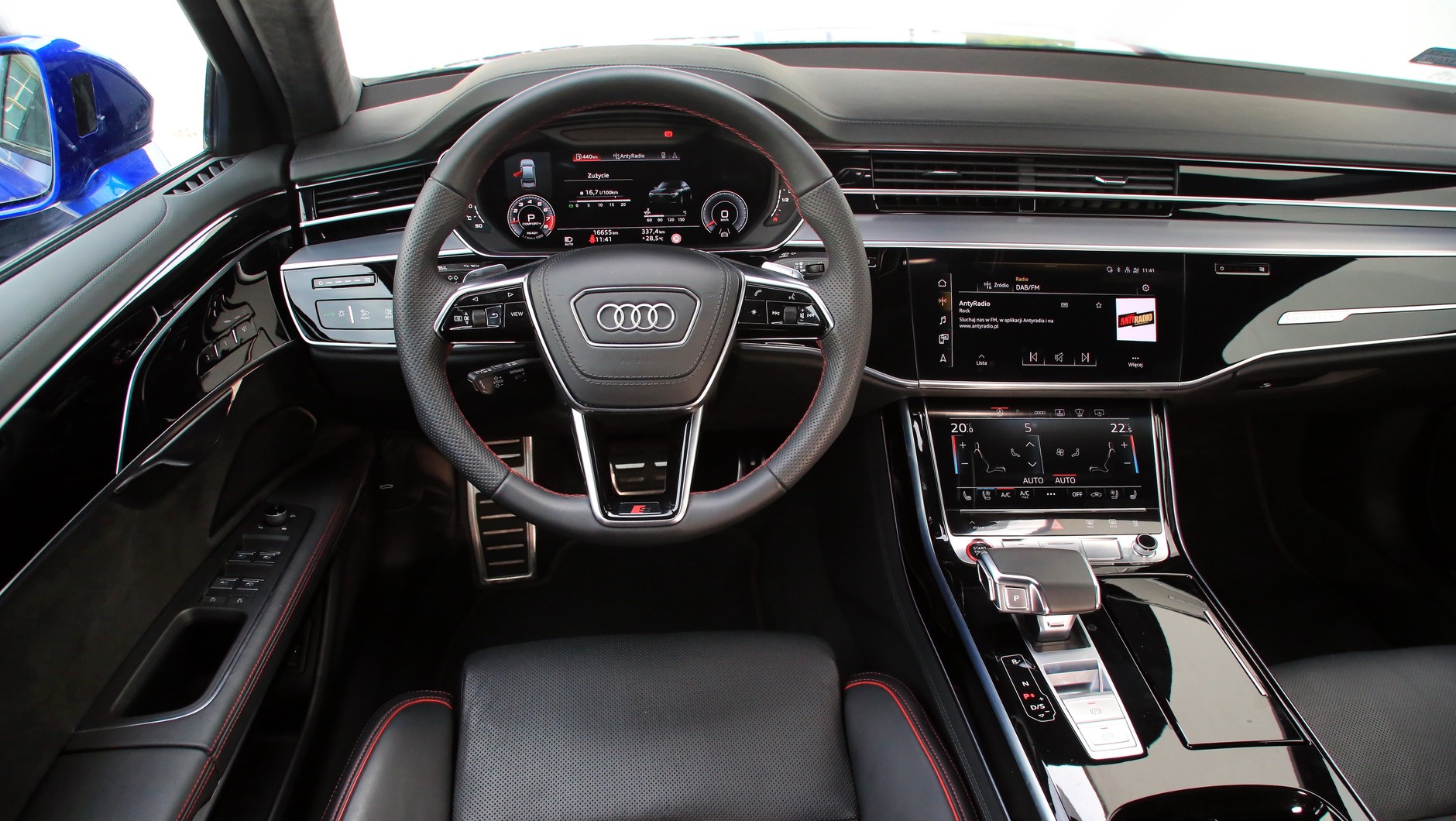 Cyfrowe wnętrze S8 (MMI touch response) oparte jest na dwóch centralnych wyświetlaczach (10,1 cala i 8,6 cala) oraz funkcji rozpoznawania mowy (powitanie „Hej, Audi!”).  Dolny ekran jest wygodny w obsłudze, ale niestety, widoczne są na nim – mało estetyczne – odciski palców