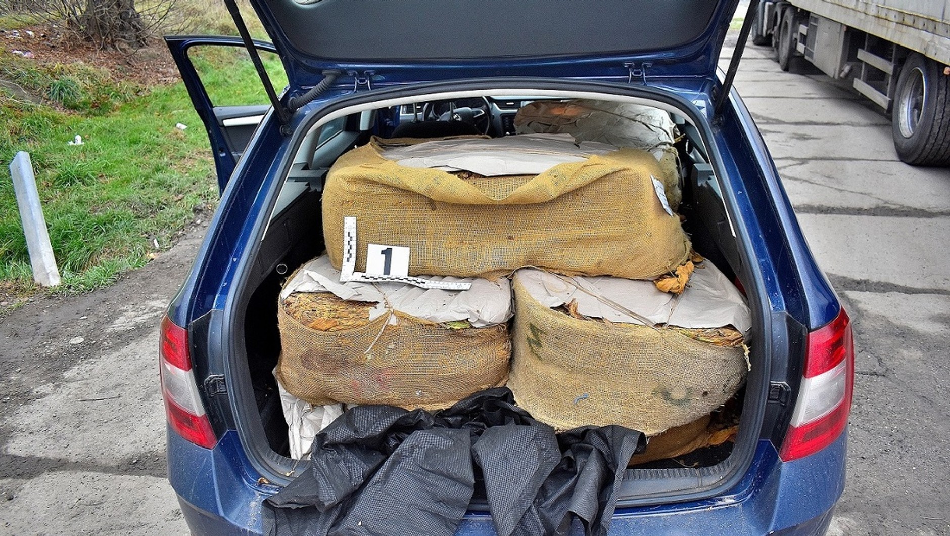 Przewoził 200 kg nielegalnego tytoniu w bagażniku