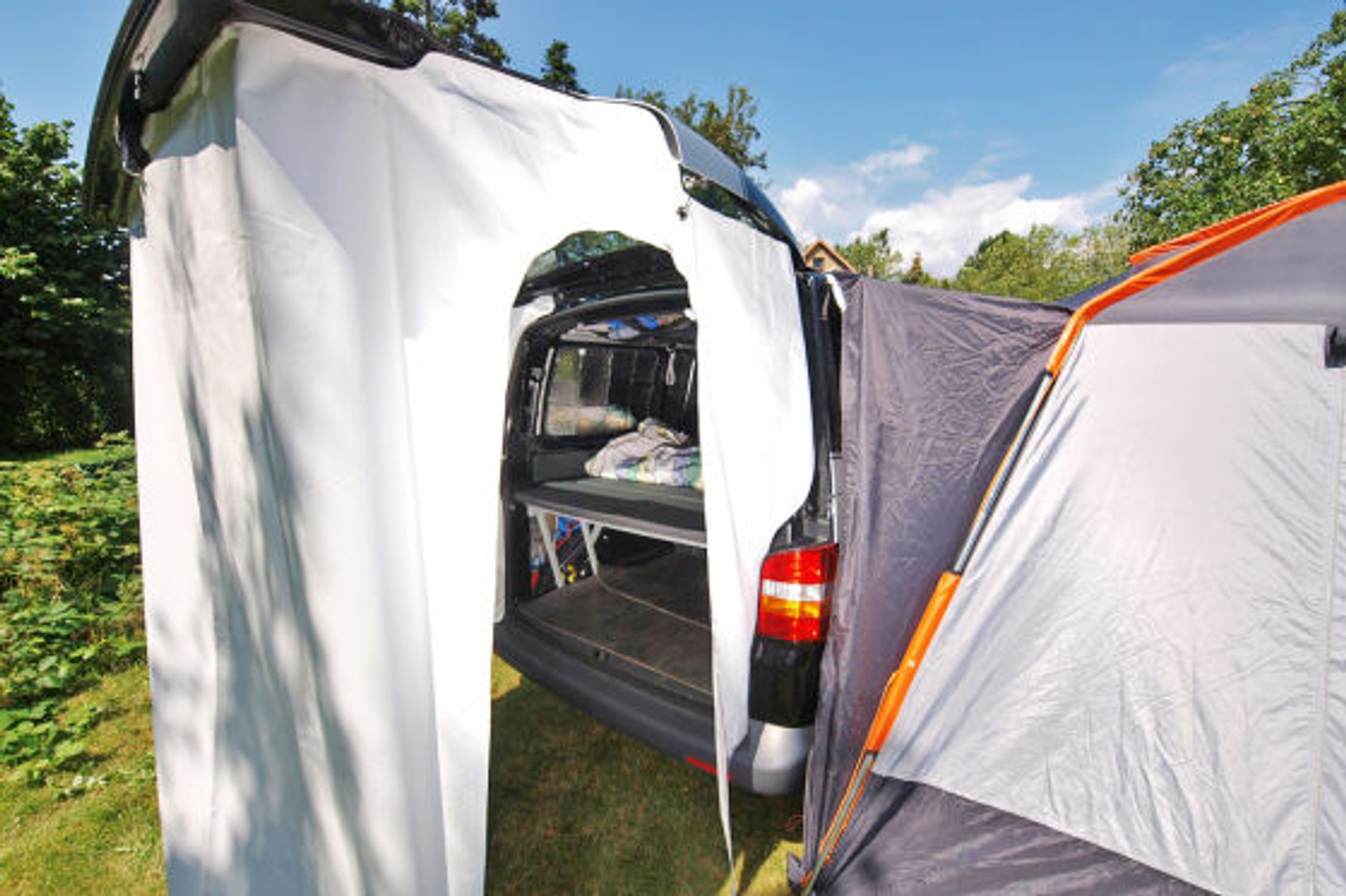 Namiot Vanshower za 229 euro pasuje do każdego vana.