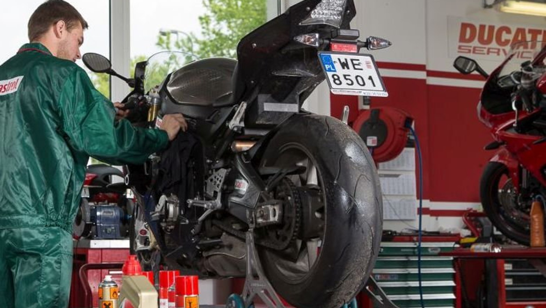 Po umyciu motocykla w myjni używamy środka do czyszczenia i nabłyszczania części lakierowanych.