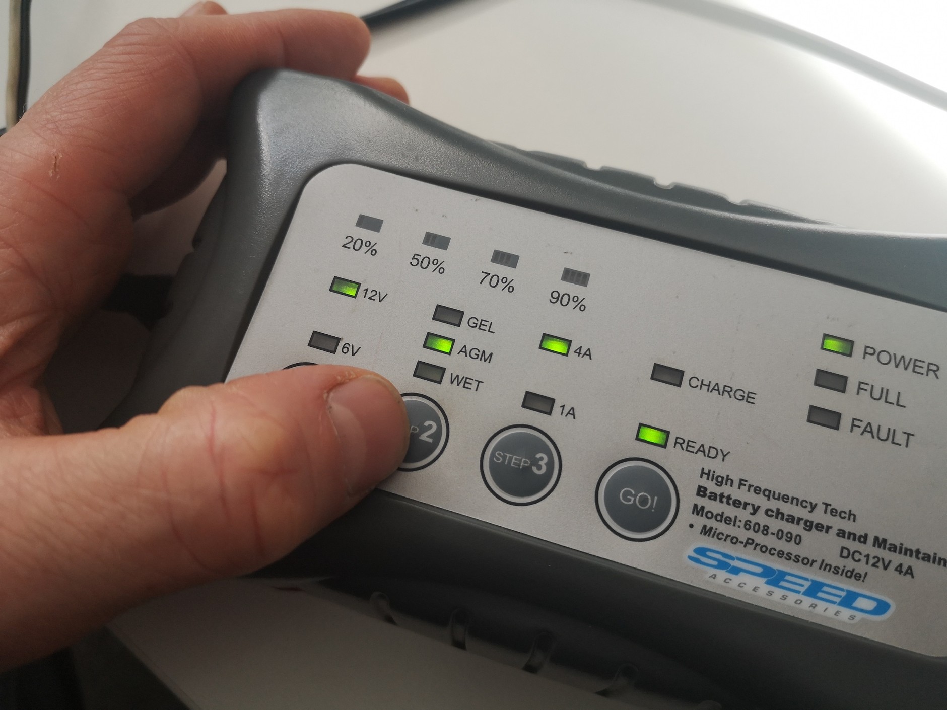 Akumulatory AGM można ładować wyłącznie za pomocą ładowarek dostosowanych do tego typu akumulatorów