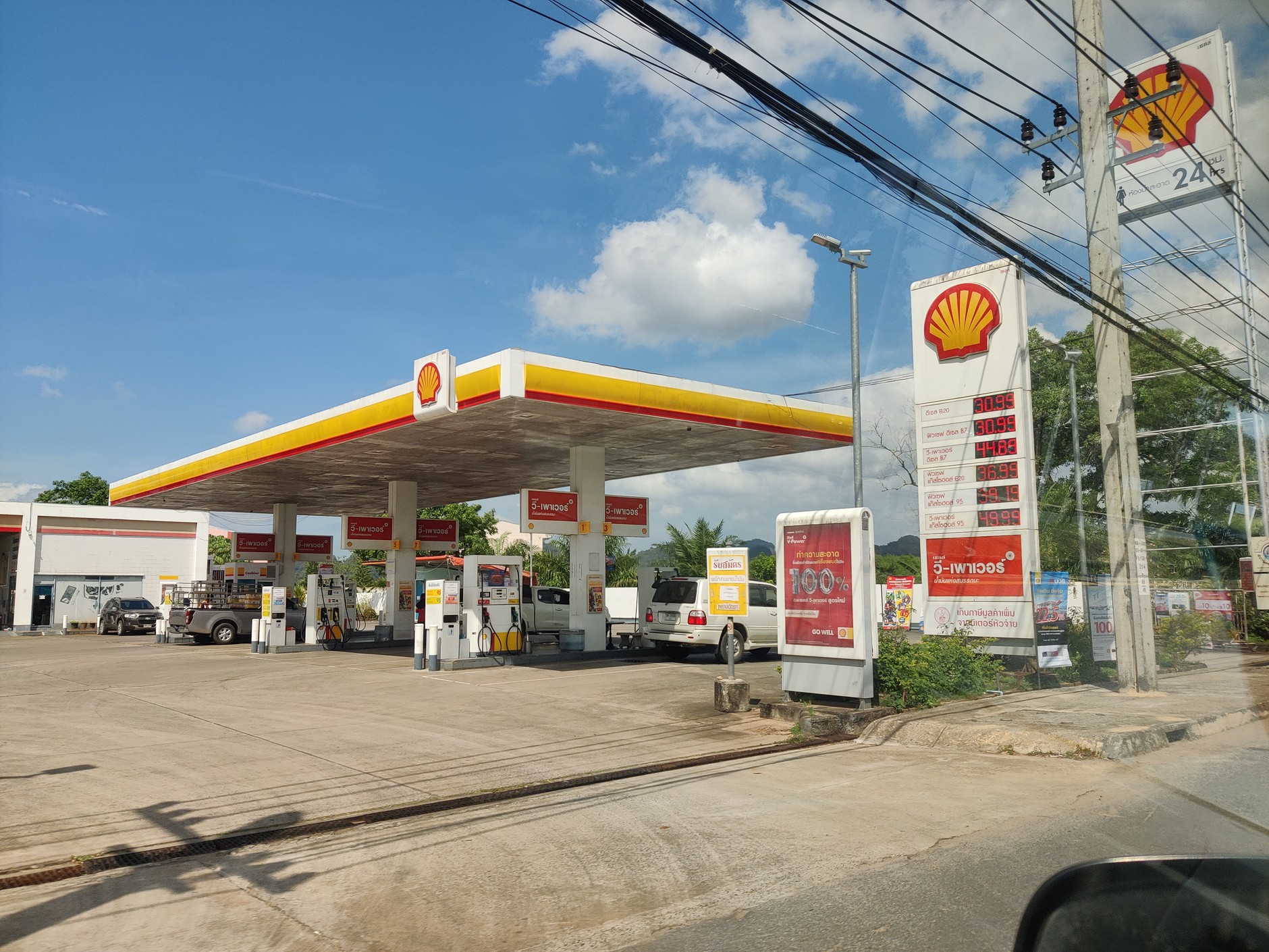 Klasyczne stacje paliw w Tajlandii są na porządku dziennym. Skuter można też tankować w przydrożnych punktach ze szklanych butelek po napojach