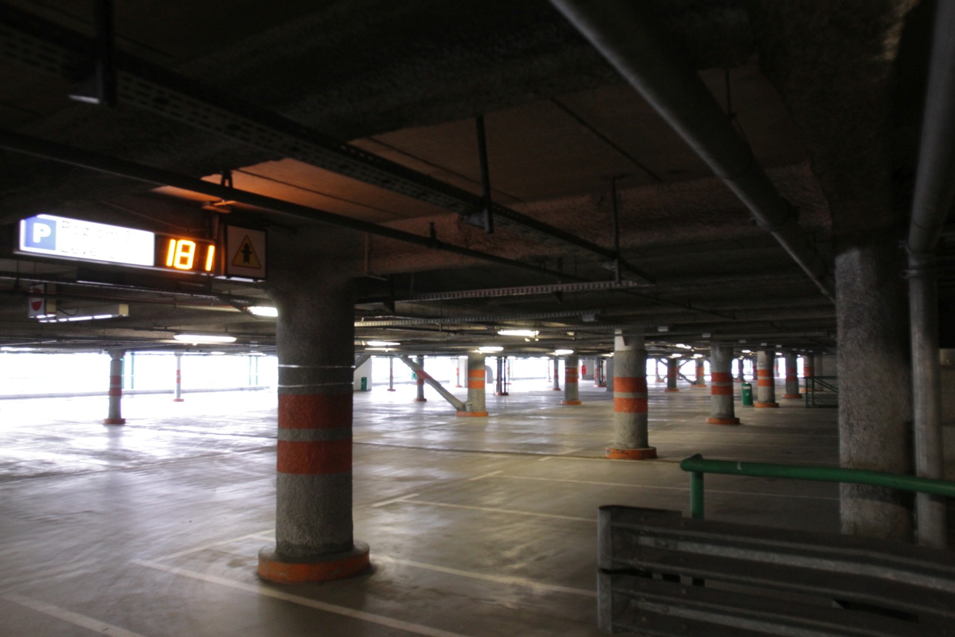 Parking przy lotnisku Chopina w Warszawie