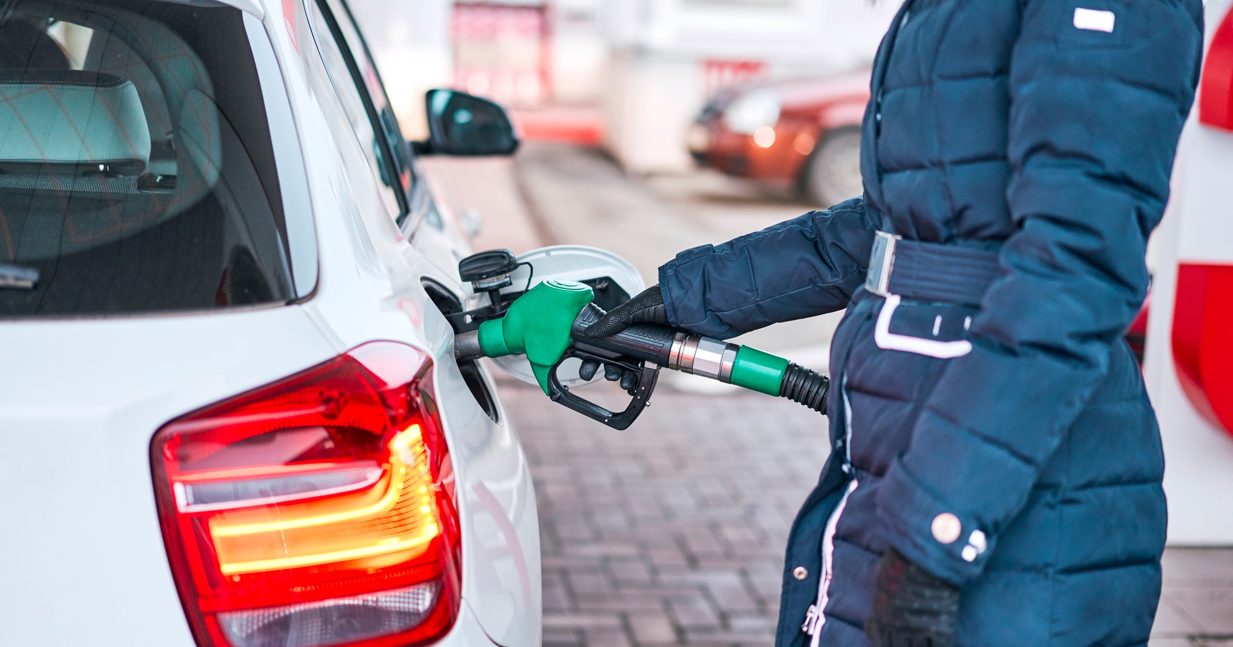 Tankowanie paliwa zimą na stacji paliw