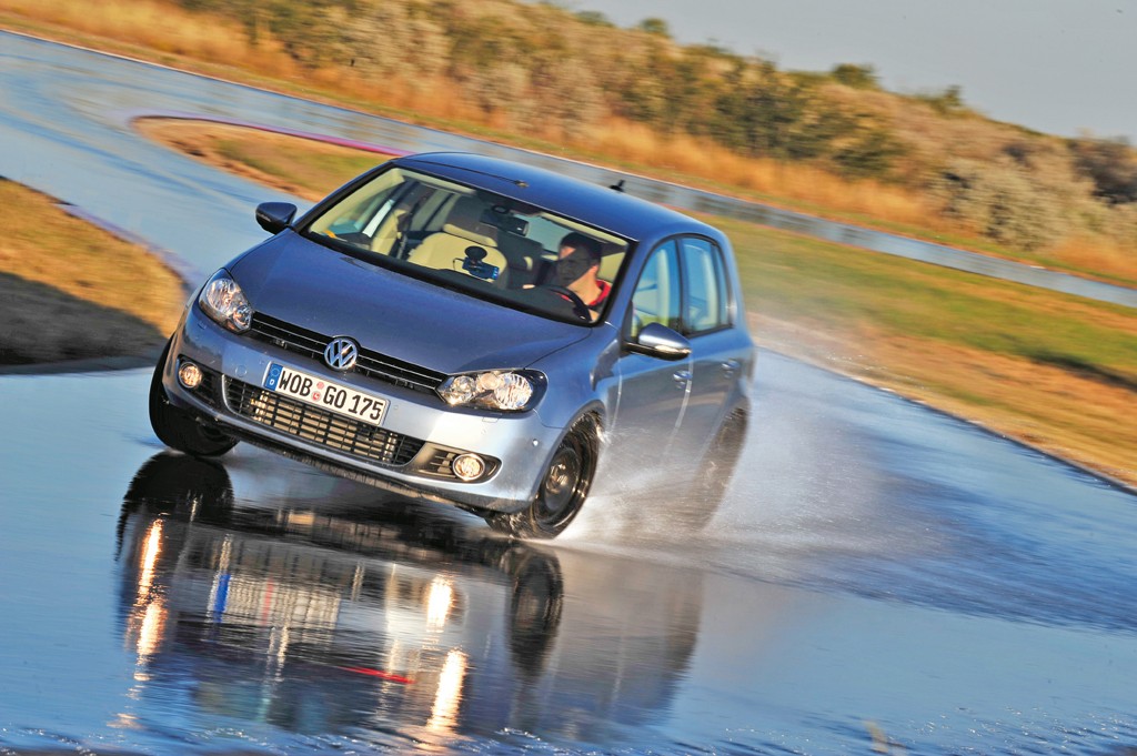 Nowoczesne opony zimowe radzą sobie nieźle (choć gorzej od opon letnich) także na mokrej i suchej nawierzchni.