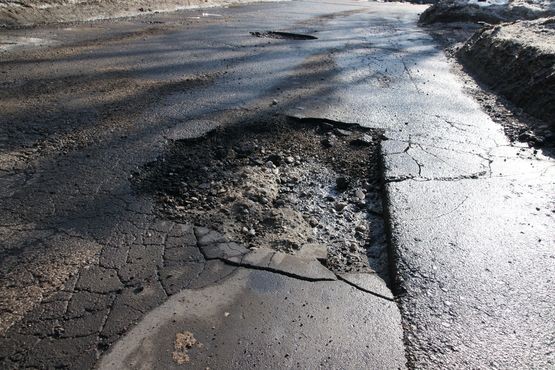 Wyboje, uszkodzone koła, urwane elementy zawieszenia