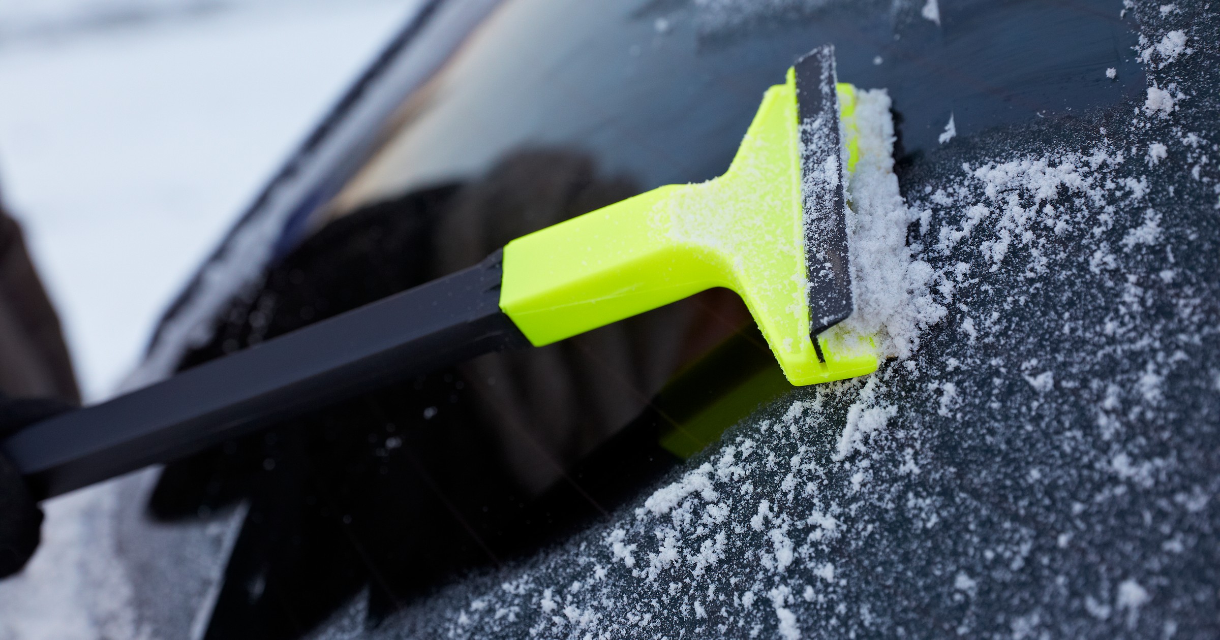 Skrobanie zamarzniętej szyby w samochodzie