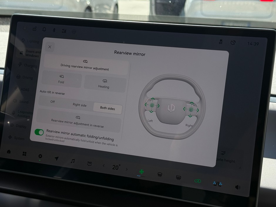 Funkcja ustawiania lusterek w chińskim aucie. Tesla zapoczątkowała tę modę