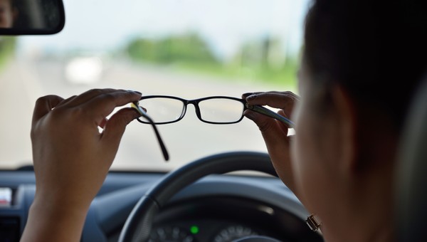 Stosowanie odpowiedniej korekcji w przypadku wady wzroku to obowiązek kierowców