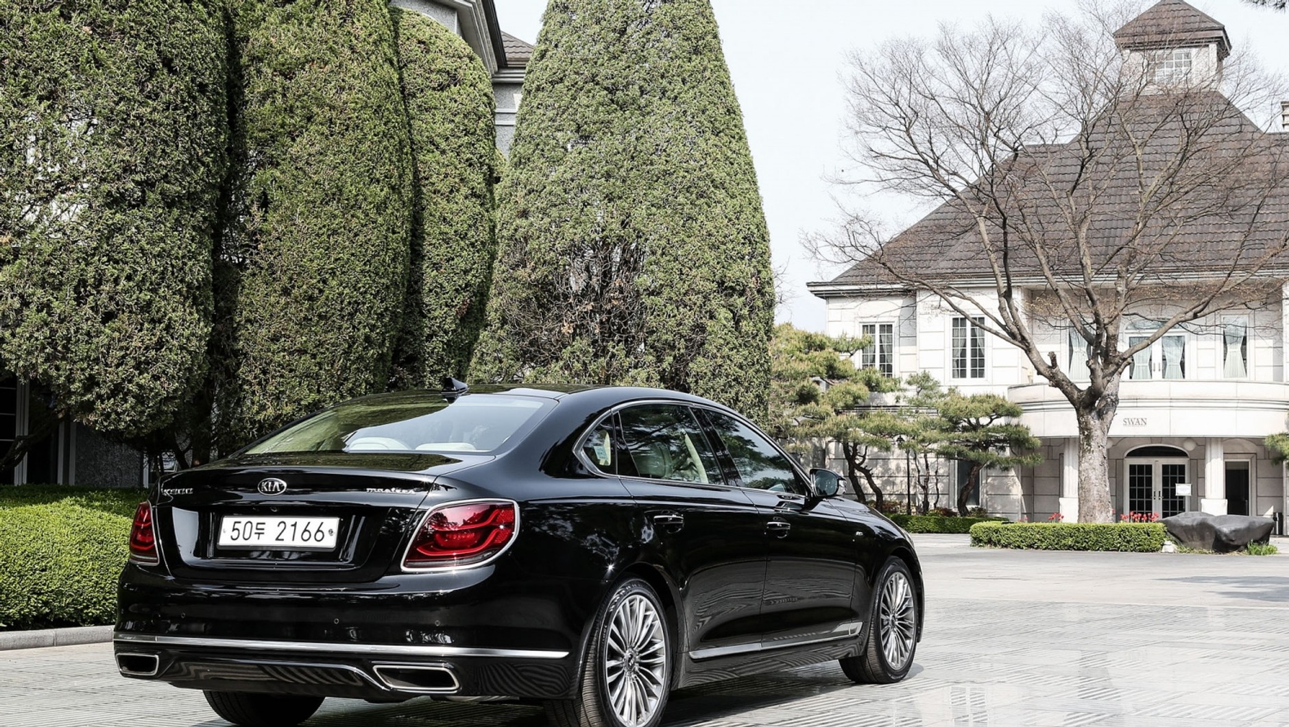 KIA K900. Do wyboru trzy silniki benzynowe - dwa V6 i jeden V8