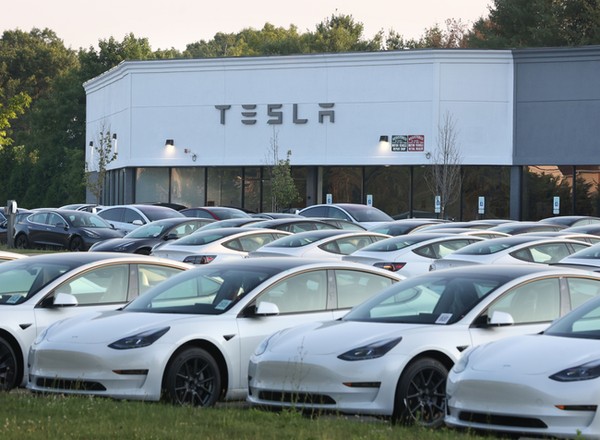 Presja ma sens. Tesla po cichu zamontowała w swoich autach dźwignię za kierownicą