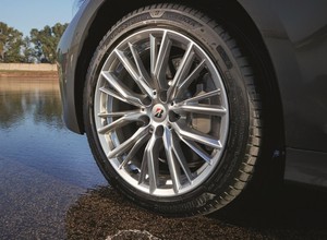 Na mokrej drodze robią wrażenie. Sprawdziliśmy nowe opony Bridgestone Turanza 6