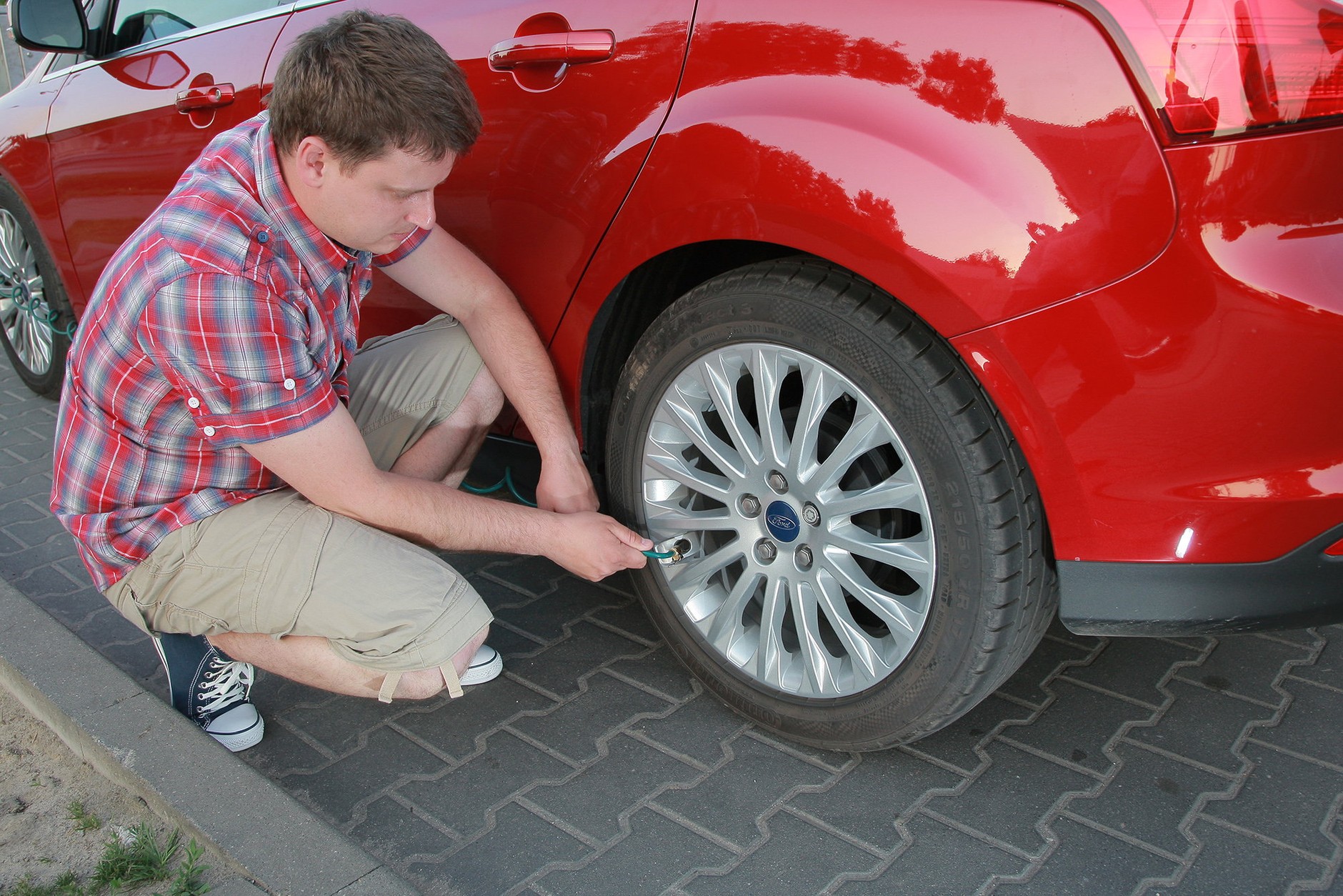 Stacja benzynowa: warto sprawdzać ciśnienie w oponach