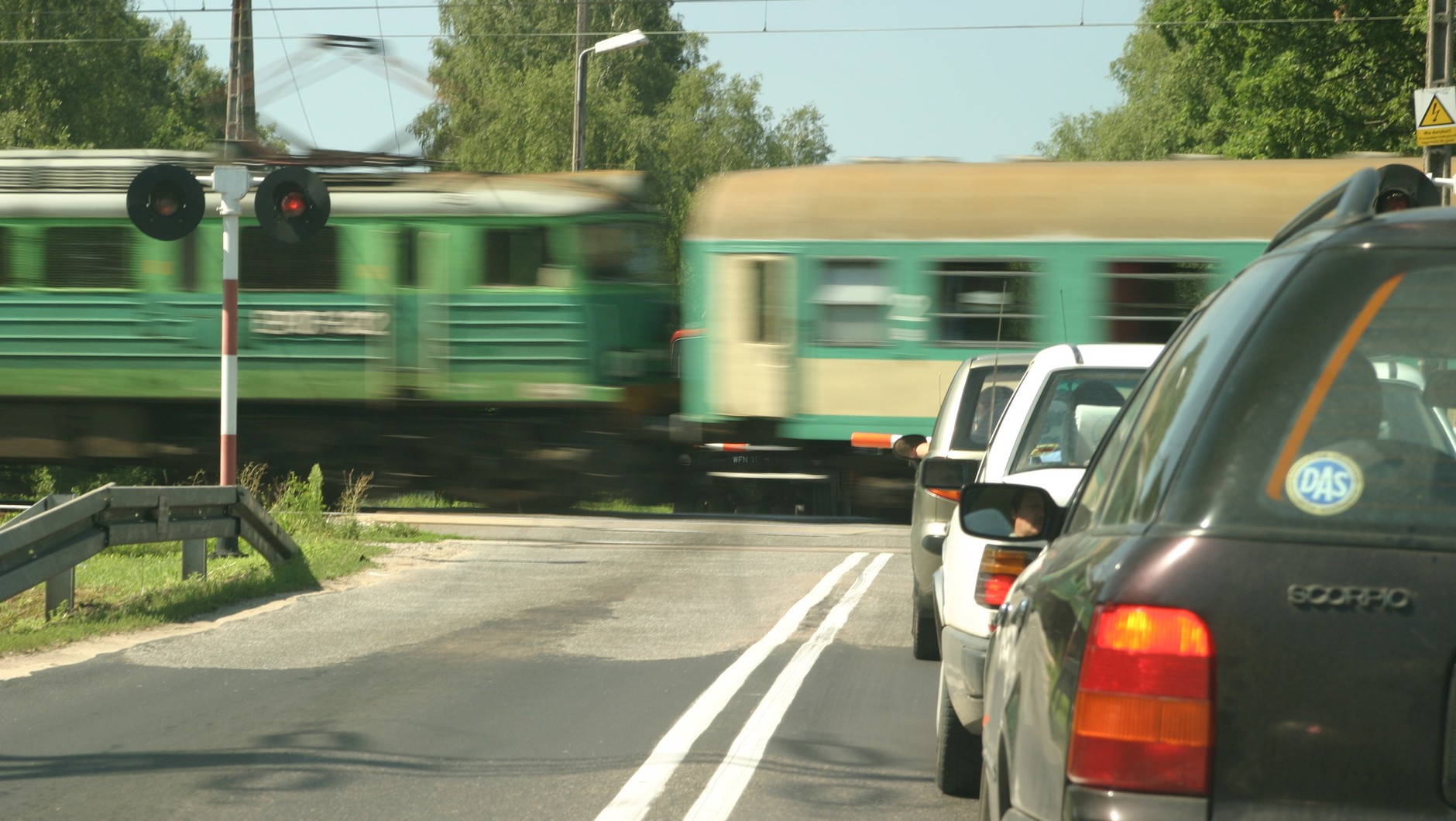 Przejazd kolejowy. Pociąg waży setki ton. Samochód nie ma z nim szans. Ale Ty masz szansę prowadzić ostrożnie i uniknąć ryzyka.