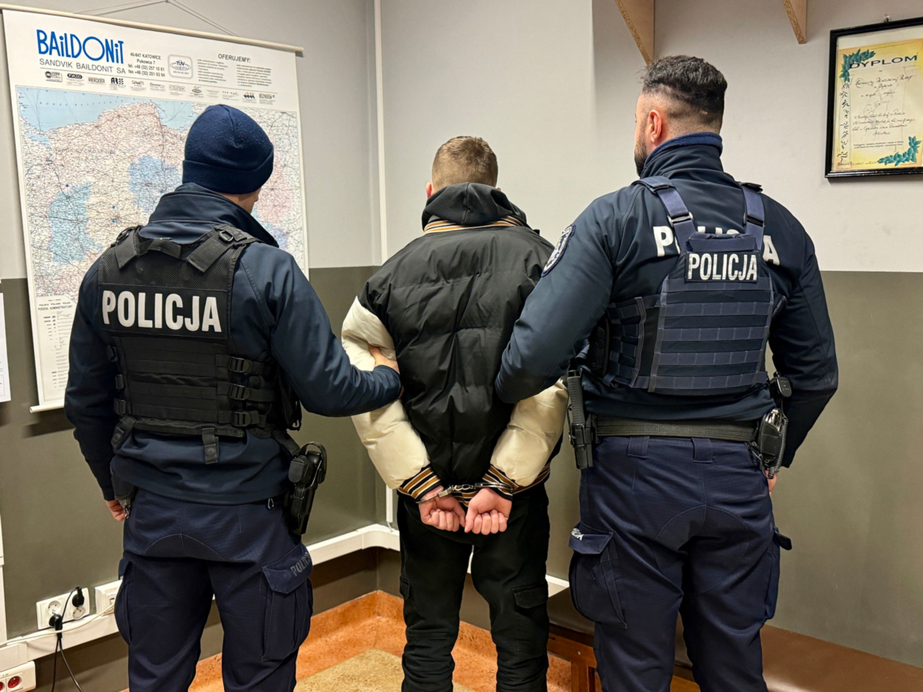 15-latek zabrał matce samochód. Staranował ścigający go radiowóz