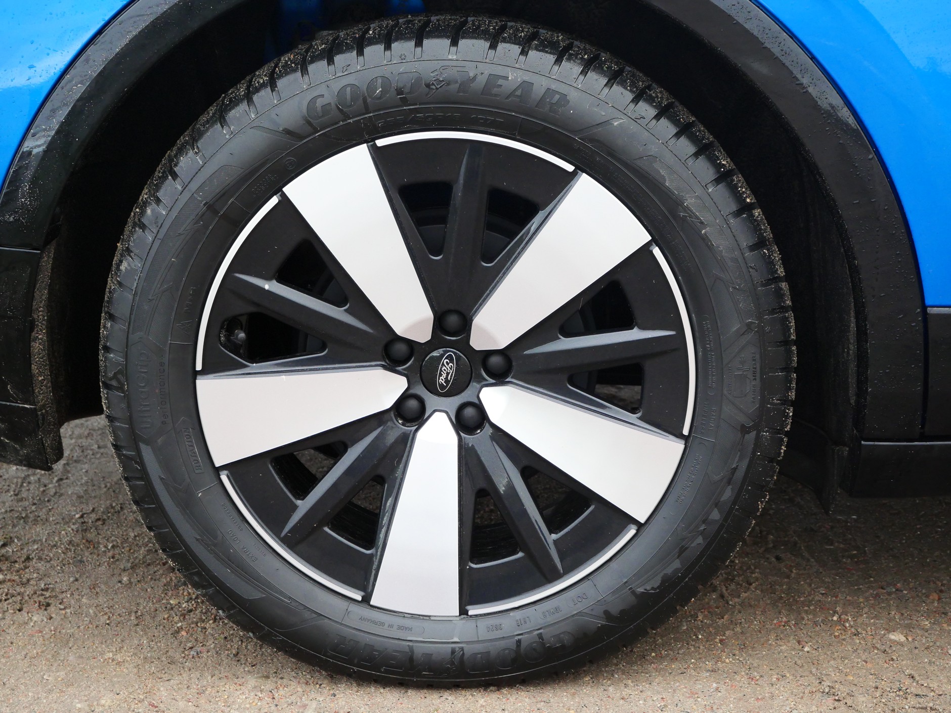 Ford Capri 2025: zawieszenie zestrojone przez inżynierów Forda. Hamulce bębnowe na tylnej osi to wkład Volkswagena.