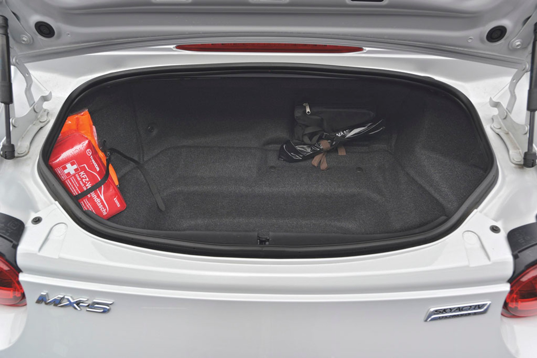 Mini Cooper Cabrio kontra Mazda MX-5 - kabriolety pełne radości