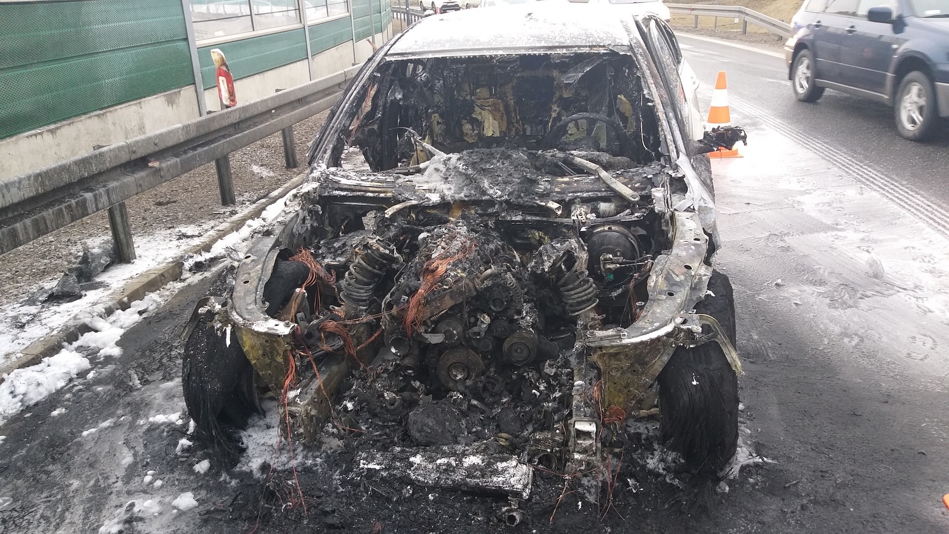 Auto po spaleniu: w sumie nie tyle auto, co odpad, który trzeba zutylizować. W praktyce w przypadku w miarę nowych aut wartość mają jego dokumenty