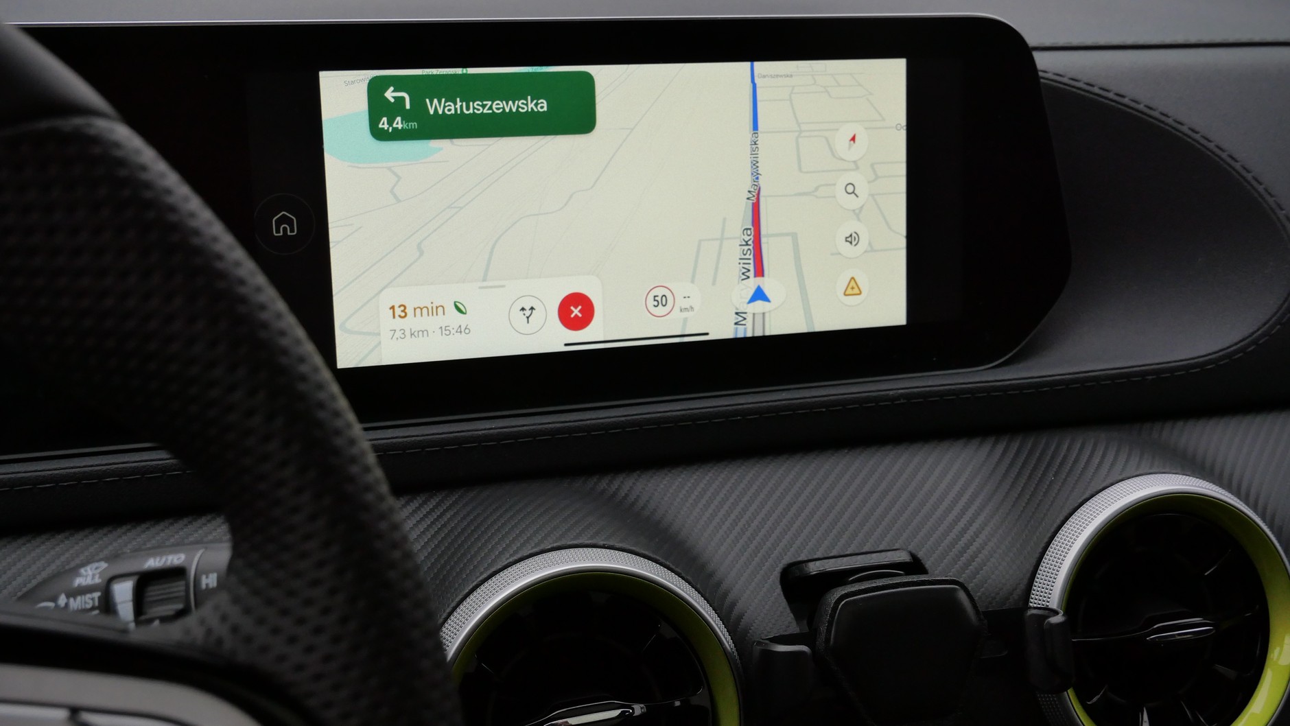 Gdy telefon leży, obraz na wyświetlaczy mamy normalny