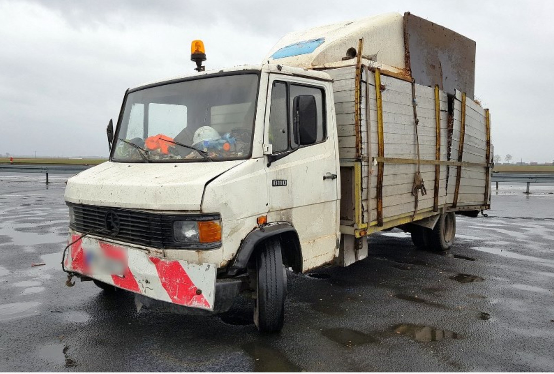 Mercedes T2 złapany przez ITD, czyli drogowy wrak przeładowany o 5 ton