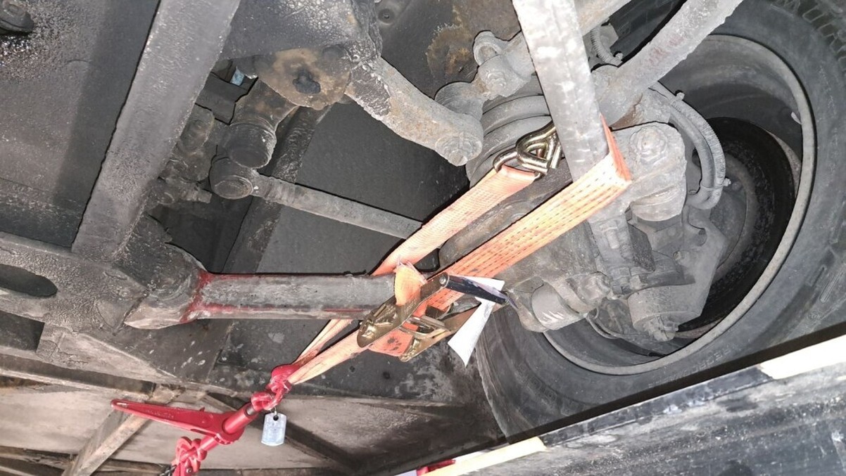 Inspektorzy ITD zatrzymali autobus, który zostawiał cztery ślady