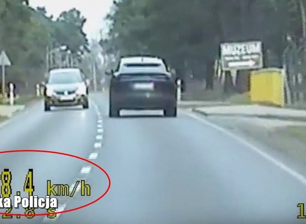 Kierowca Lamborghini nie wiedział, jakie auto wyprzedza [WIDEO]