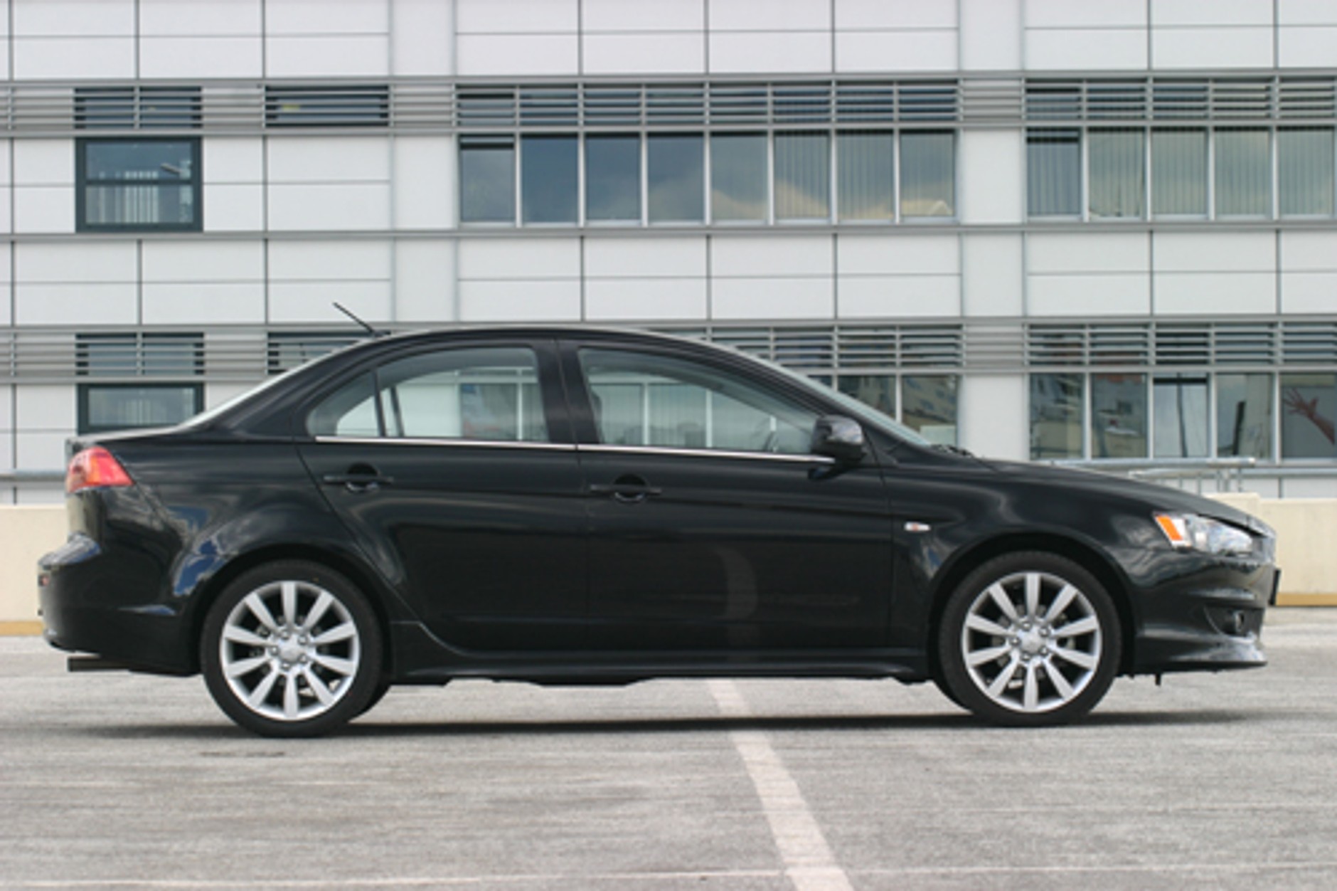 Mitsubishi Lancer 1.8 Intense - Sportowiec z wyglądu