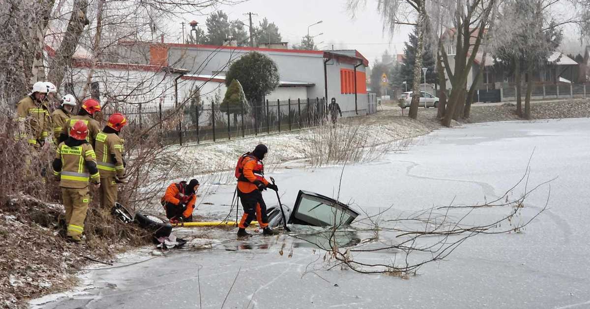 Wyłowili auto z zamarzniętego stawu
