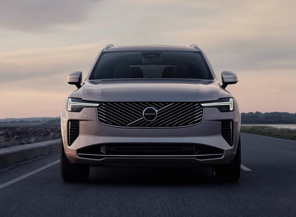 Spalinowe Volvo XC90 dostało kilka kolejnych lat życia. Szwedzi zmieniają też plany, bo elektromobilność nie nadąża