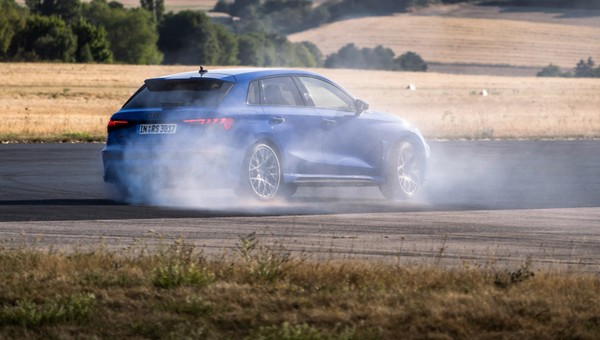 Audi RS3 Performance Edition powstanie tylko w 300 egzemplarzach. Pojedzie nawet 300 km/h!