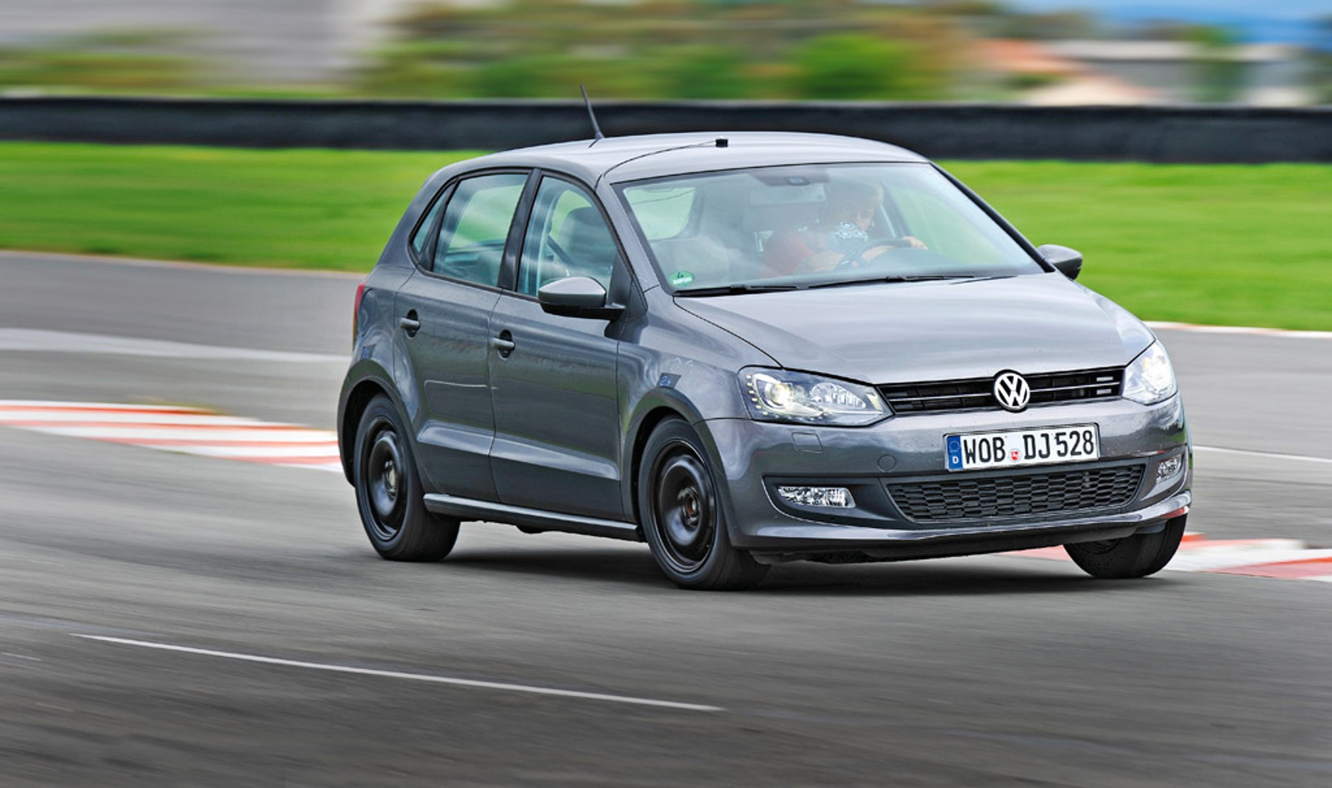 Czy istnieją opony nadające się do jazdy w każdych warunkach pogodowych?