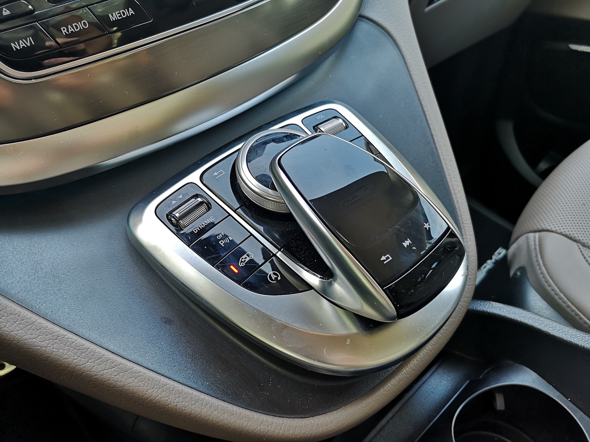 Mercedes V 300d 4Matic: moduł sterowania multimediami. Zdarzają się wygodniejsze...