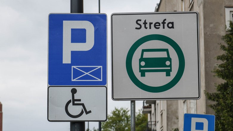 Znak drogowy informujący o strefie czystego transportu na pl. Narutowicza w Warszawie