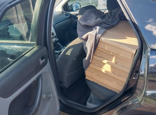 Zatrzymali auto do kontroli. Okazało się, że było wypakowane kartonami z nielegalnym towarem