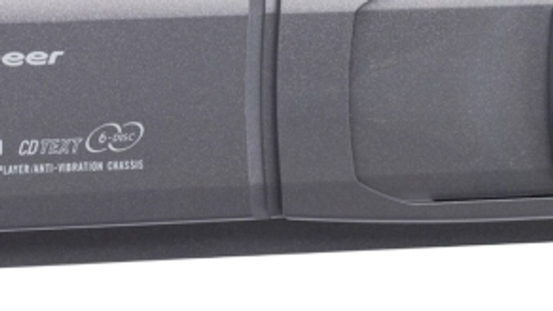 Pioneer MCD4020RDS. Po raz pierwszy premierę miał ponad 10 lat temu. W komplecie 6 płytowy zmieniacz CD oraz radiomagnetofon z „miękką mechaniką”.