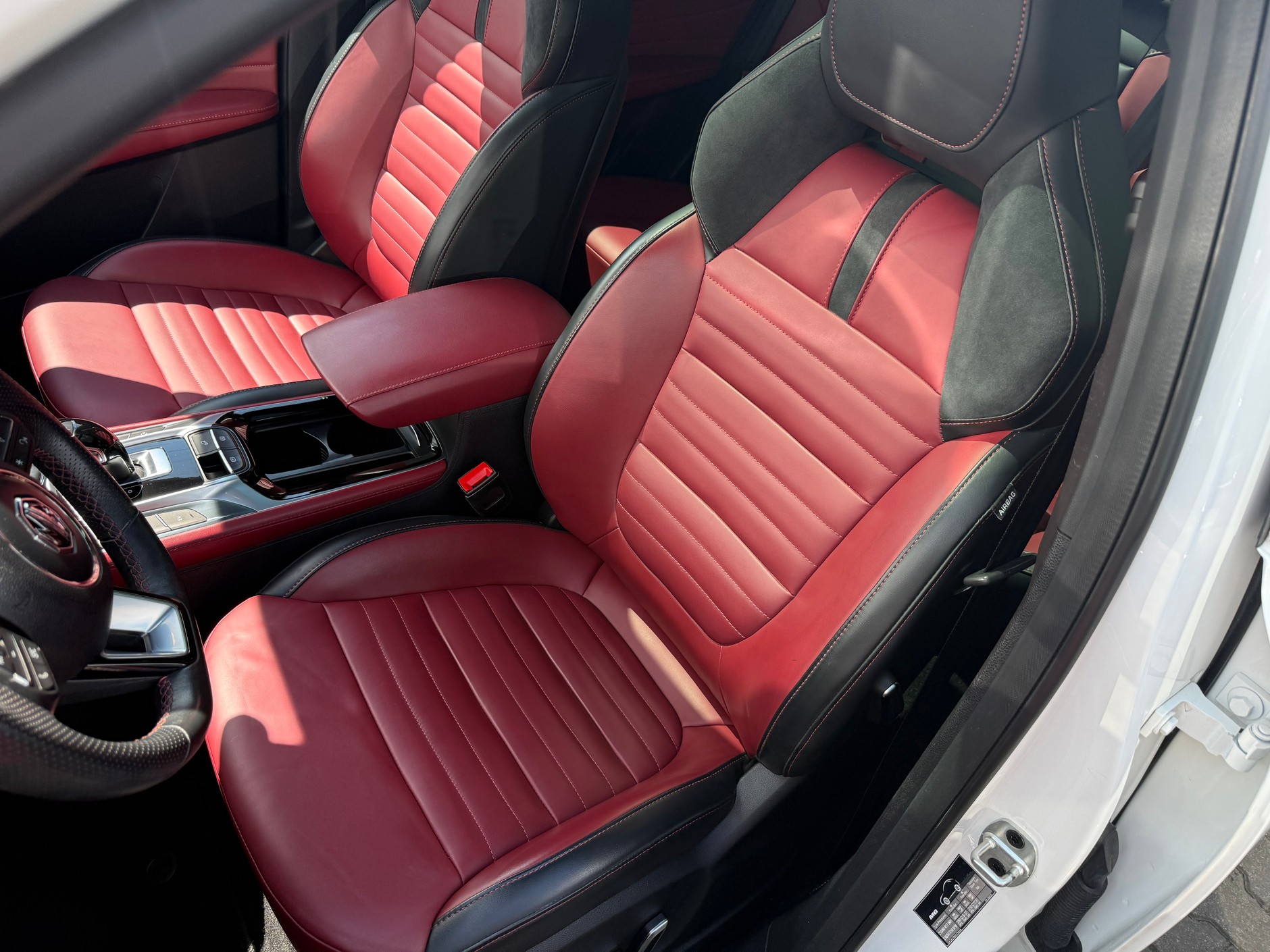 Białe MG z 2022 r. z przebiegiem 38 tys. km za 84 tys. 900 zł