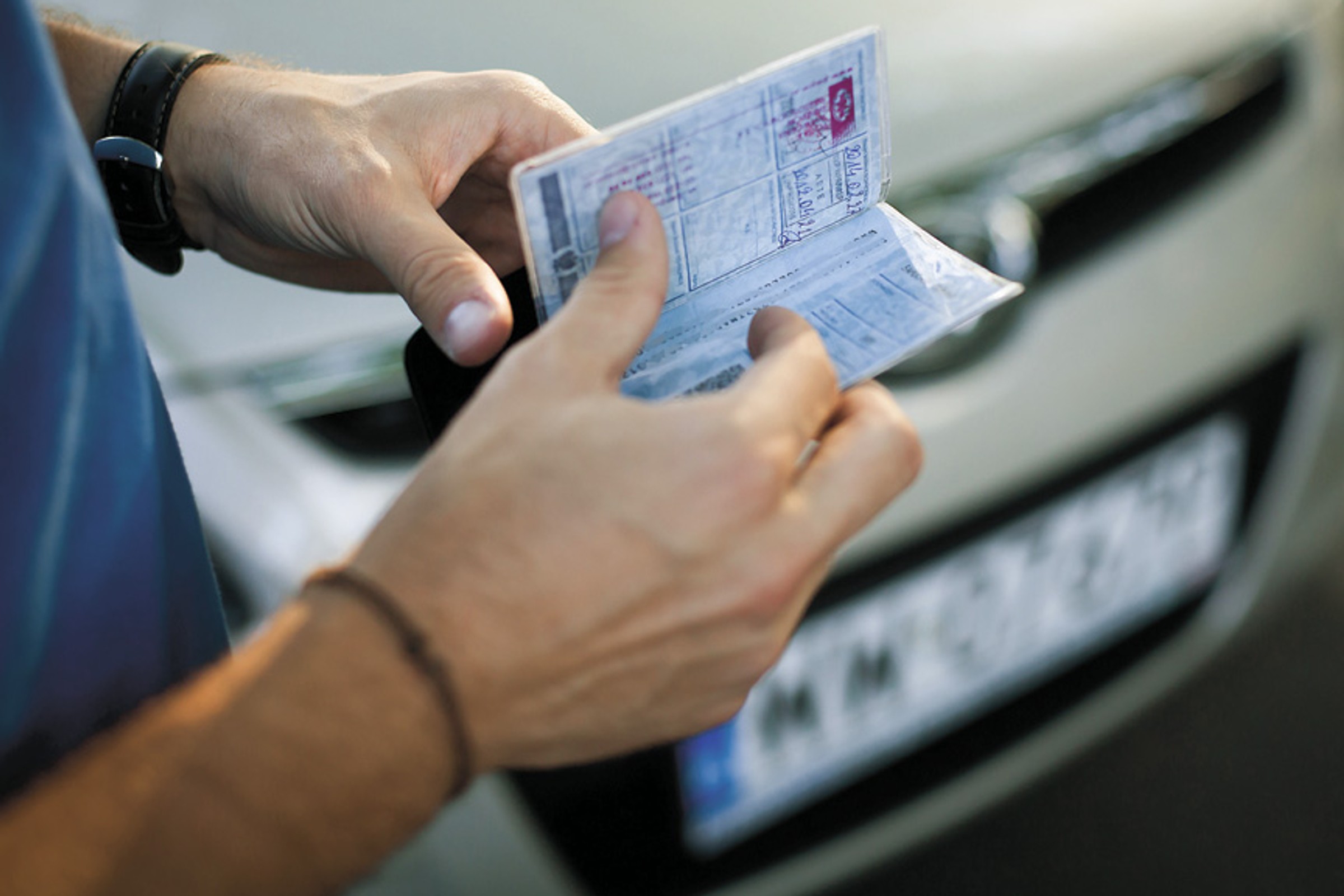 Kupiłeś samochód używany? Nie możesz zapomnieć o tej deklaracji. Kary za brak OC to przy tym nic