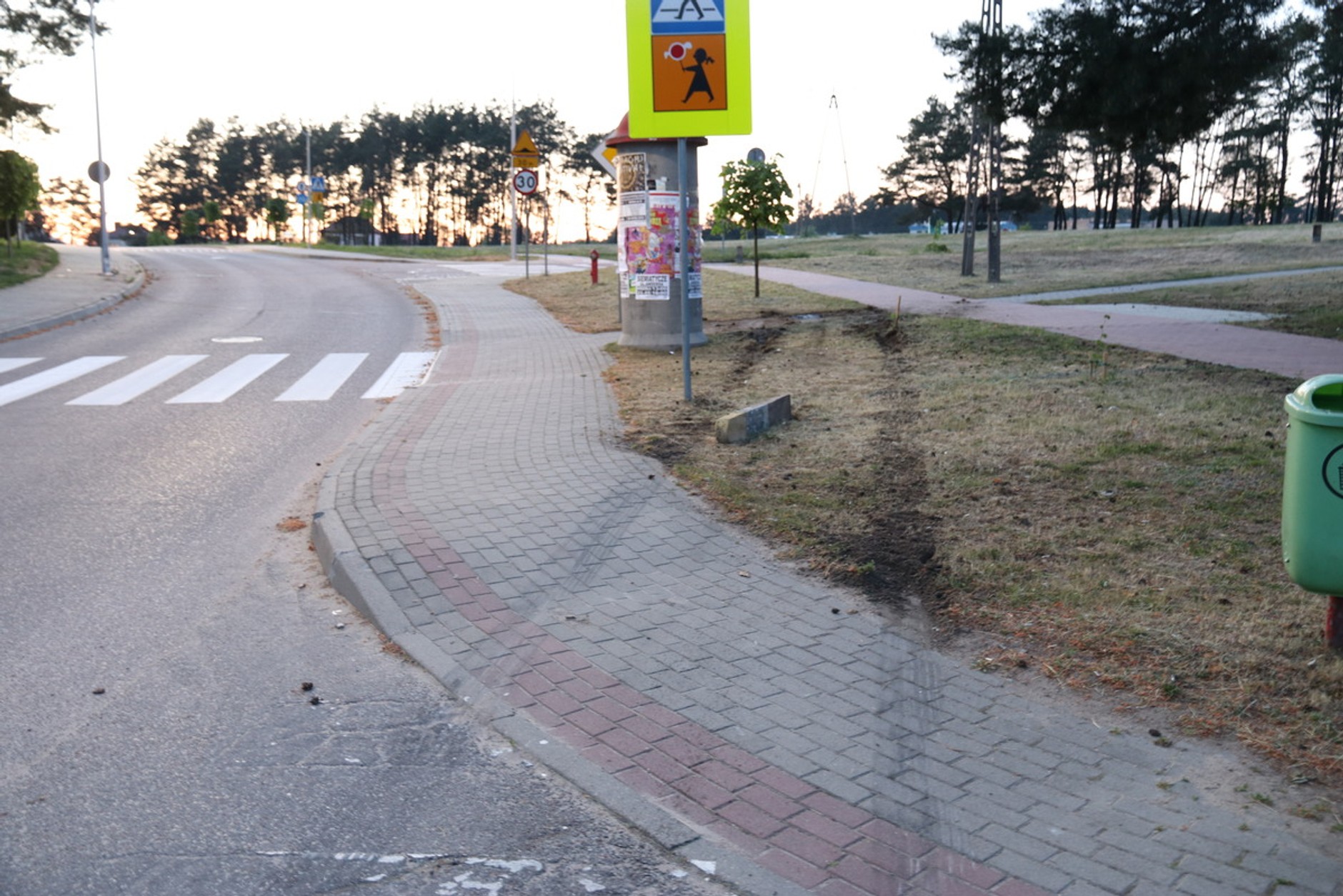 Pijany jeździł samochodem po chodniku i trawniku. Wpadł przez jeden szczegół