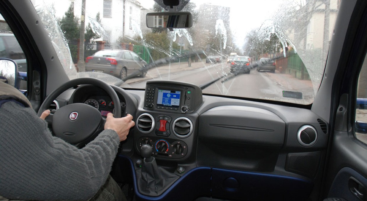 Mandat za włączenie wycieraczek? Wyrok sądu pokazuje, że to możliwe